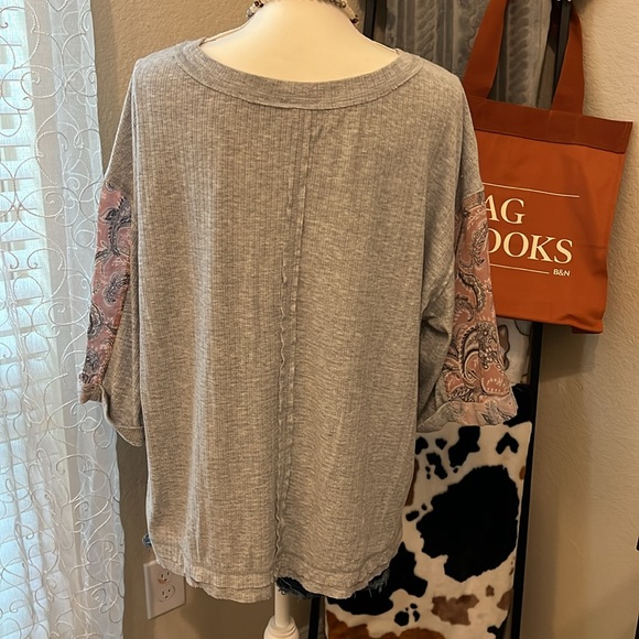 Elbow sleeve, more than a casual tee. Necklace NOT included. Mixed media. - Picture 7 of 8